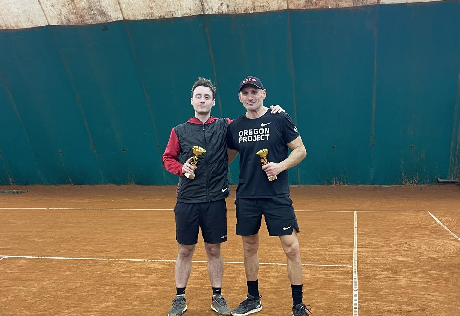 Генерала изкъртва витрината. Препълнена е вече с титли